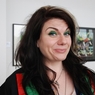 Urddo’r nofelydd a cholofnydd y Times Caitlin Moran yn Gymrawd