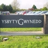 Cymeradwyo bron £14 miliwn i wella adran Damweiniau ac Achosion Brys Ysbyty Gwynedd