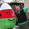 Hei Mr Urdd! Darren Morris yn dathlu'r deg